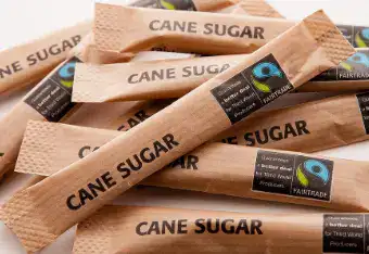 Sobres de azúcar y crema en una cafetería